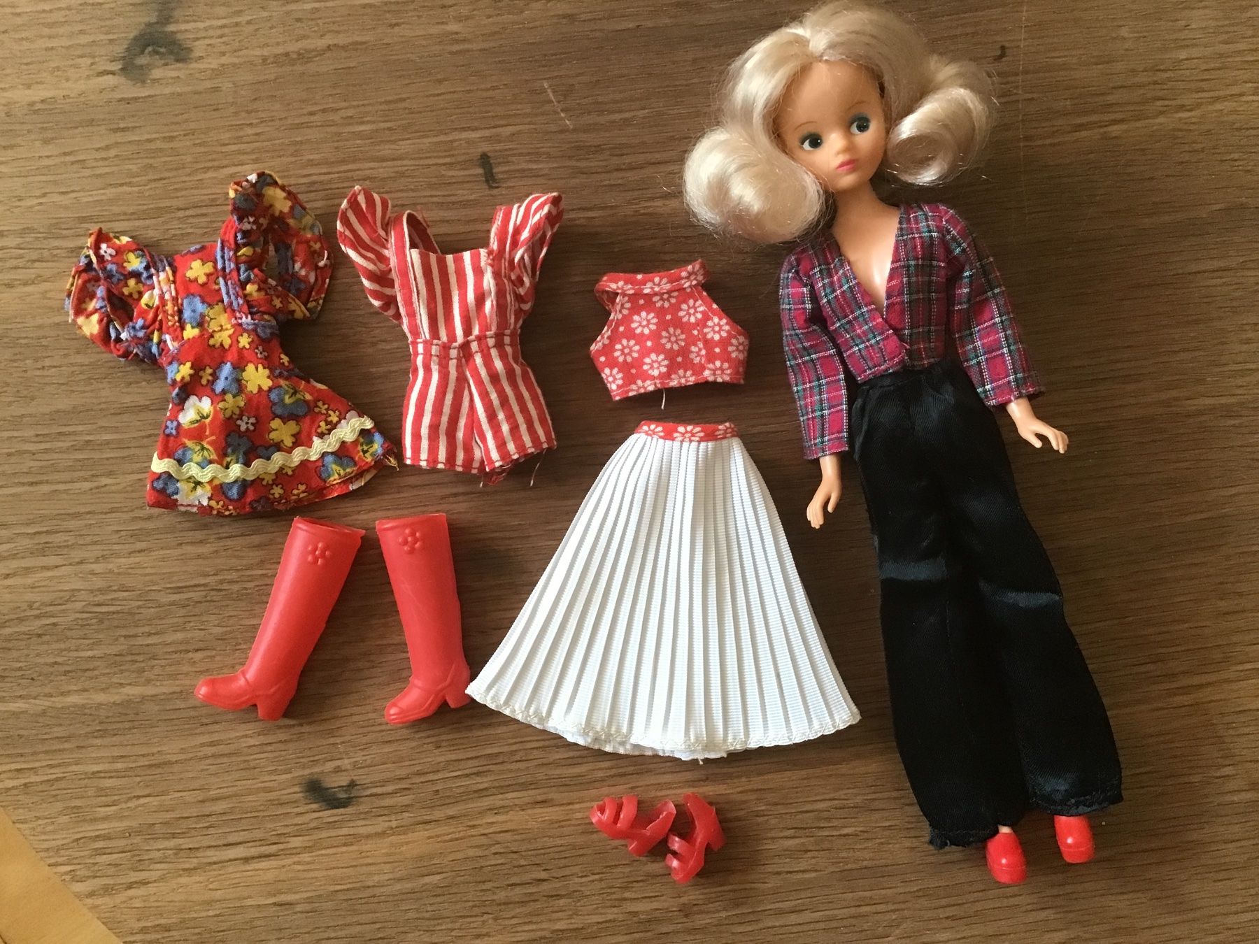 Bambole: Dizzy Daisy Mary Quant mit Outfits – Usato da Birsfelden venduto da rah_8bfj 4