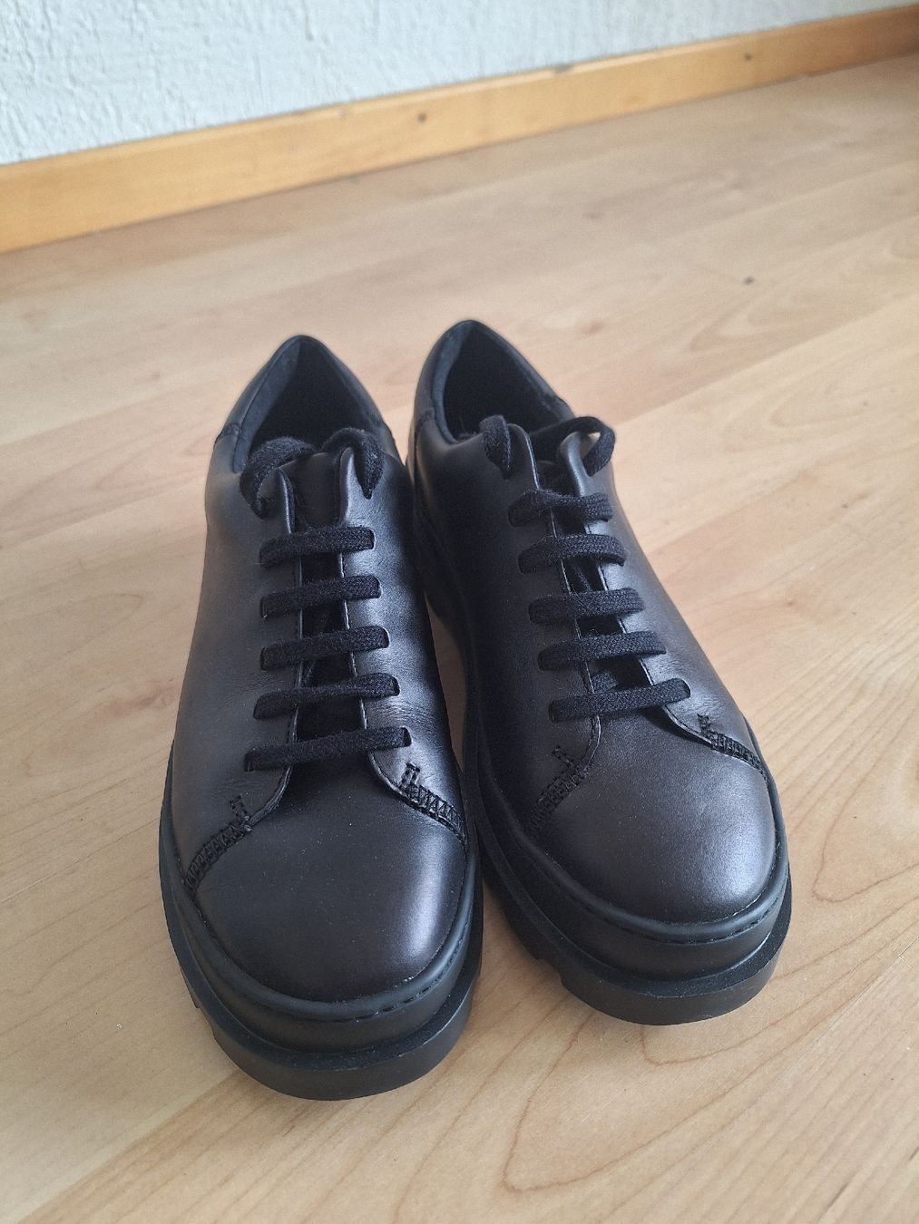 Camper Scarpe da donna: Schwarzer Camper Lederturnschuh, Gr. 40 – Usato da Zürich venduto da Zelda14