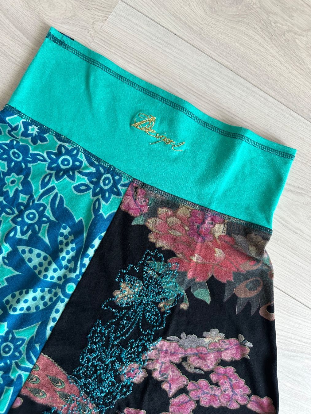 Desigual Gonne: Jupe Desigual – Nuovo (secondo la descrizione) da La Neuveville venduto da flodocha 5