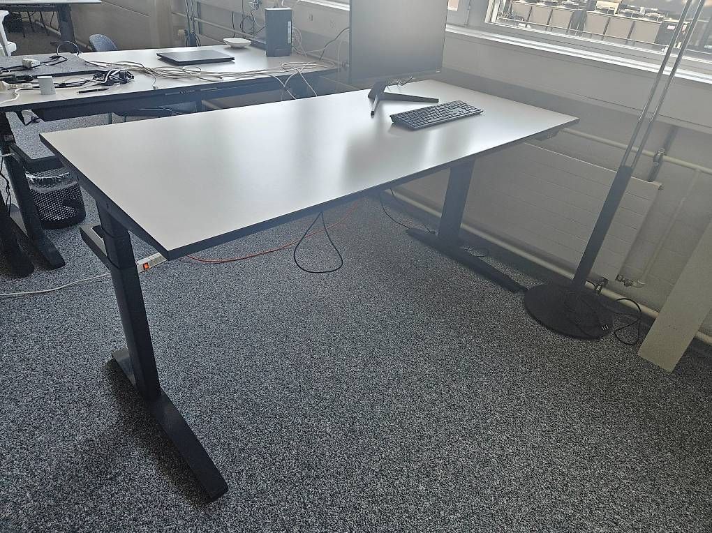 Schreibtische: Bürotisch höhenverstellbar – Gebraucht aus Rüti b. Büren von Ronmo 1