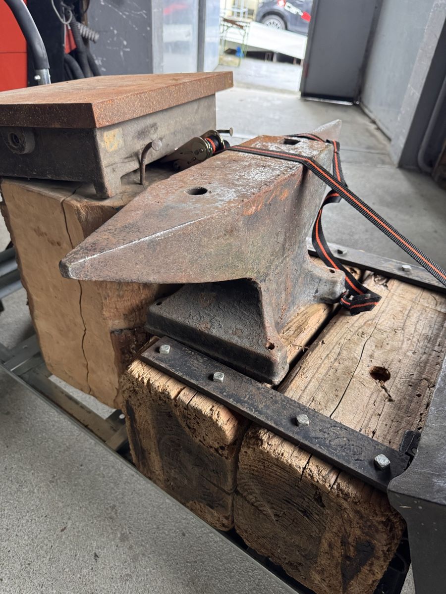 Attrezzi da lavoro: Amboss mit Holzunterbau gebraucht – Usato da Künten venduto da tot_bw26