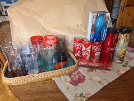 Coca Cola Gläser und leere Dose Trikflasche Sammlung 