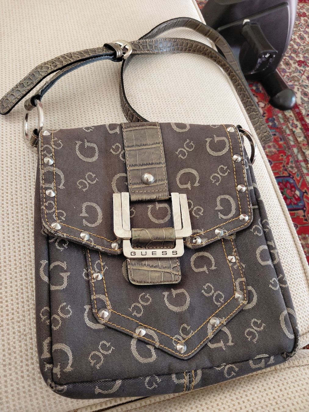 Altro in  Abbigliamento & Accessori: Borsa a tracolla Guess marrone con logo e borchie usata  – Usato da Lugano venduto da ycd_rv8h 1