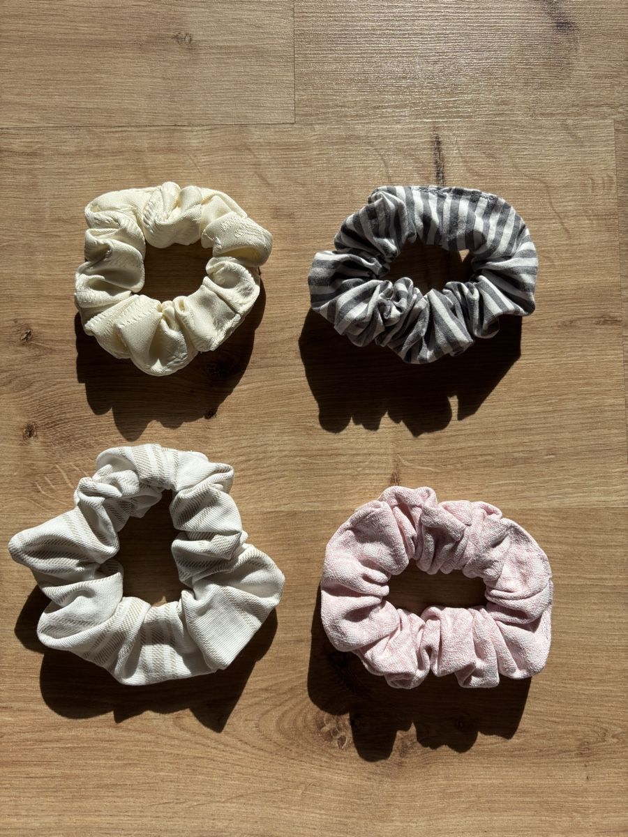 Accessori per capelli: SELFMADE striped beige scrunchie – Nuovo e nell'imballaggio originale da Tavannes venduto da callie.mcli 1