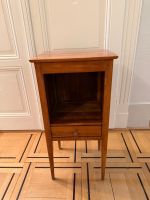 Table de chevet ancienne en merisier, niche et tiroir, pieds