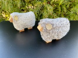 2 schöne Holzschafe
