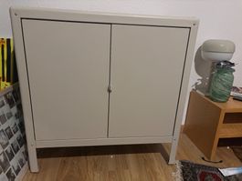 Kleiner Metallschrank beige mit zwei Türen gebraucht