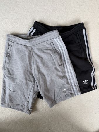 2 Paar Shorts von Adidas, Gr. S, schwarz und grau