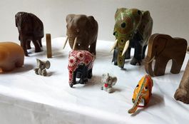11 Elefanten aus Divers, Materialien Holz, Kunststoff, Stein