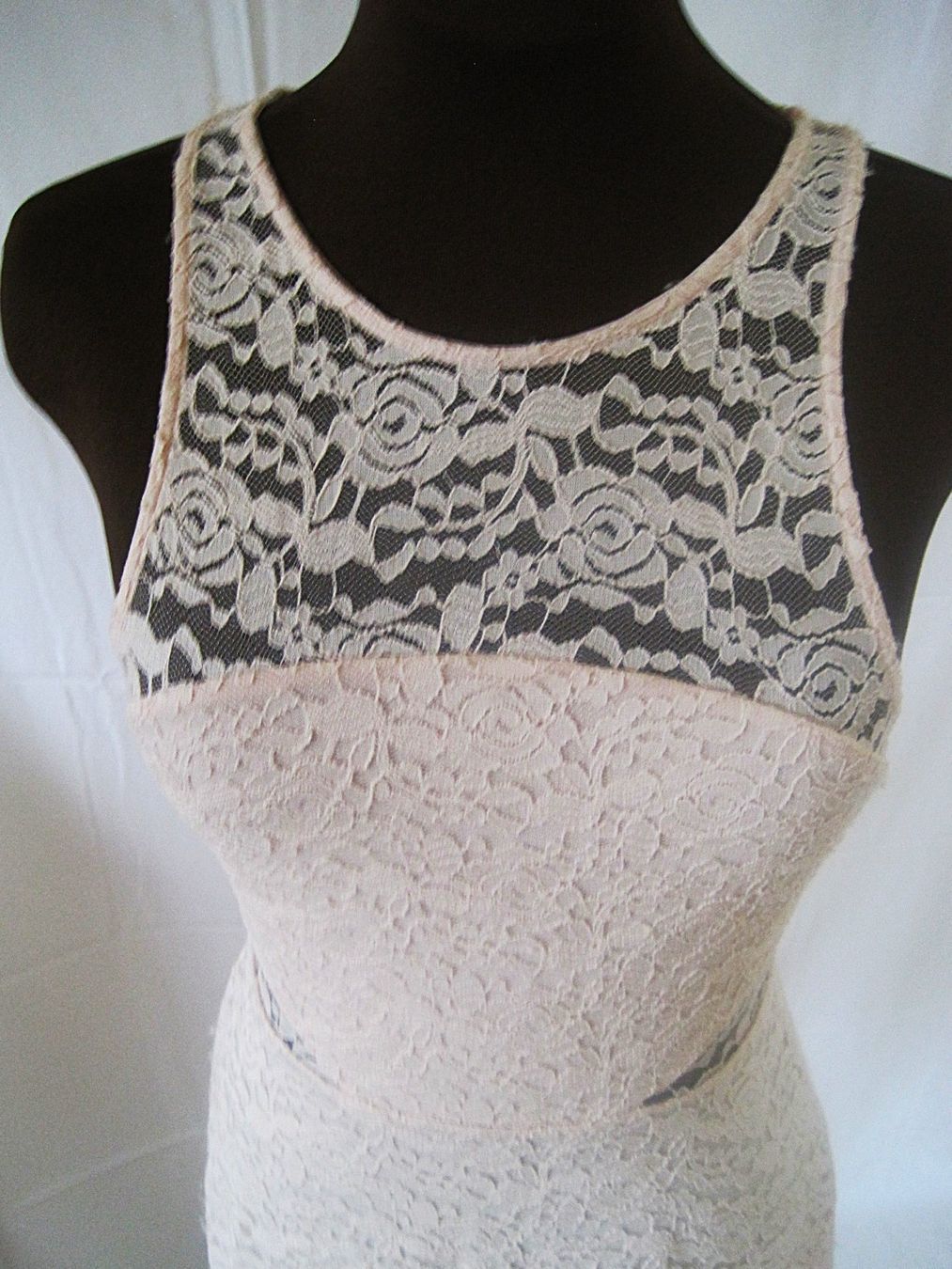 Kleider: Elegantes Spitzenkleid hellrosa mit Racerback & Reissverschl – Gebraucht aus Rickenbach Sulz von Sodeli23 3