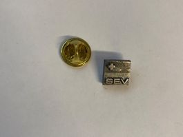 Pin's vintage SEV Suisse croix métal argenté
