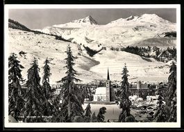 AK Schuls, Kirche im Winter und verschneite Berglandschaft