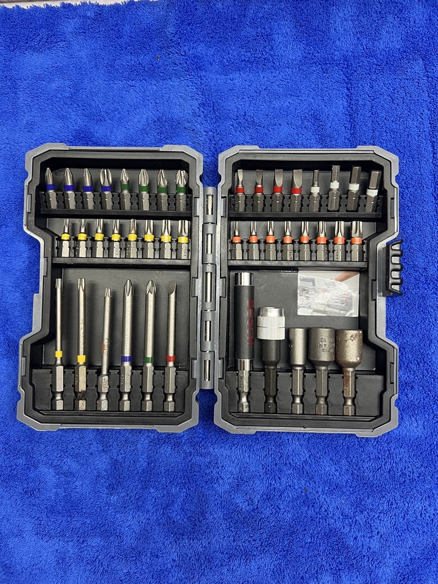 Bosch Tous les outils: Bosch Schrauberbit-Set, 46-teilig – D'occasion à Rotkreuz par Migu2012