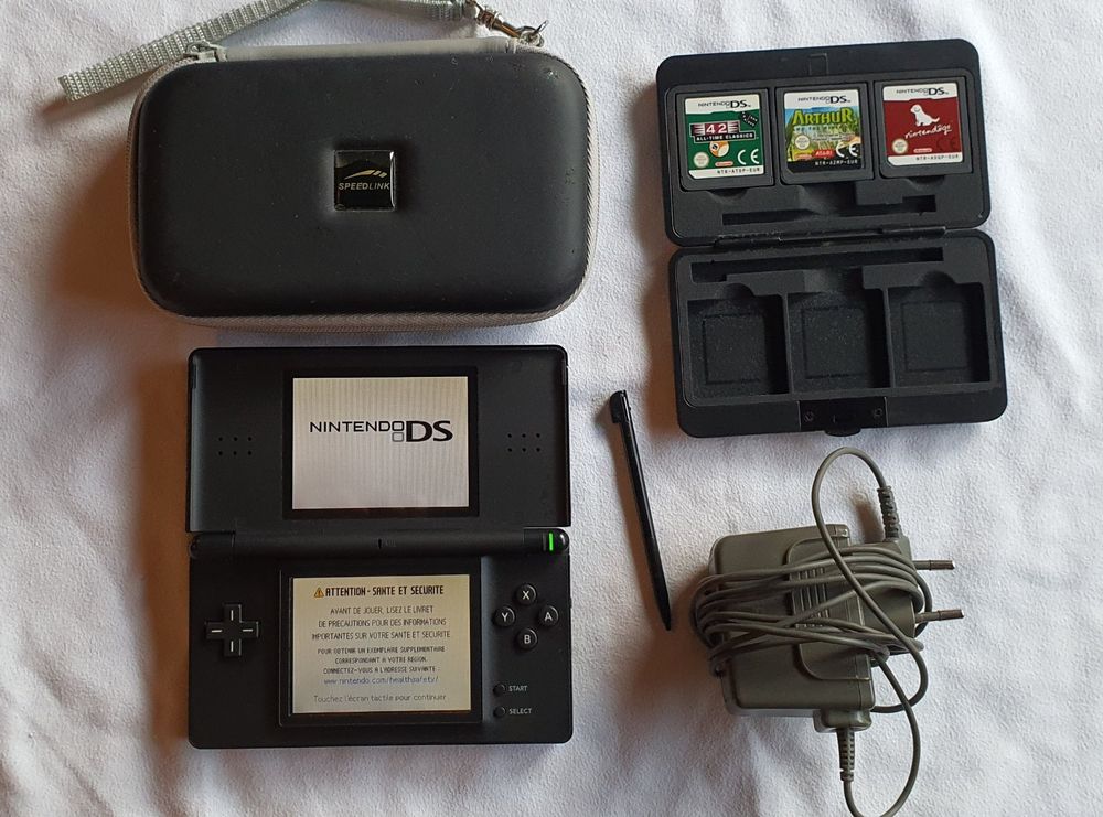 Étui Portefeuille Rose THRUSTMASTER Pour Nintendo DSi / DS Lite / 3DS - Protection En Cuir, Neuf