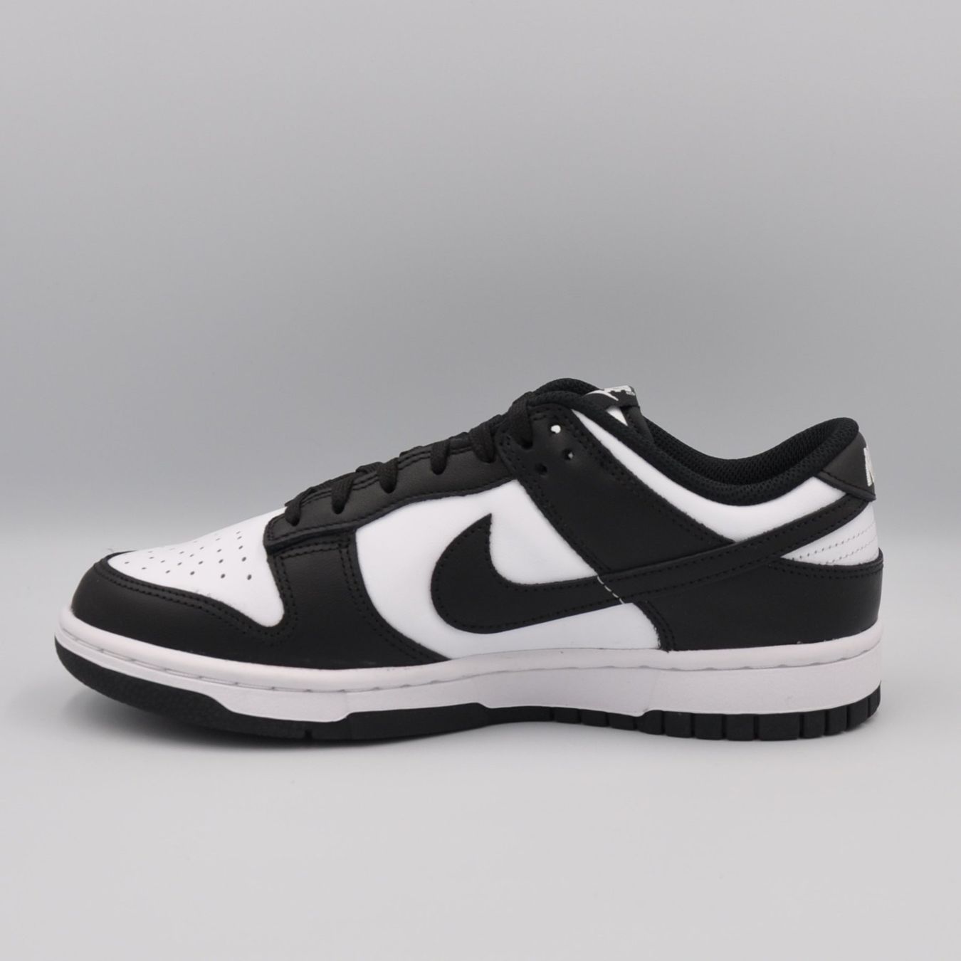 Nike Scarpe da donna: Nike Dunk Low Panda W  38.5 – Nuovo e nell'imballaggio originale da Bern venduto da SneakerheavenLT 2