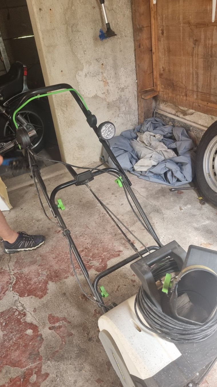 Toutes les machines: Déneigeuse électrique très peu servie – D'occasion à Peseux par Rantanpla5