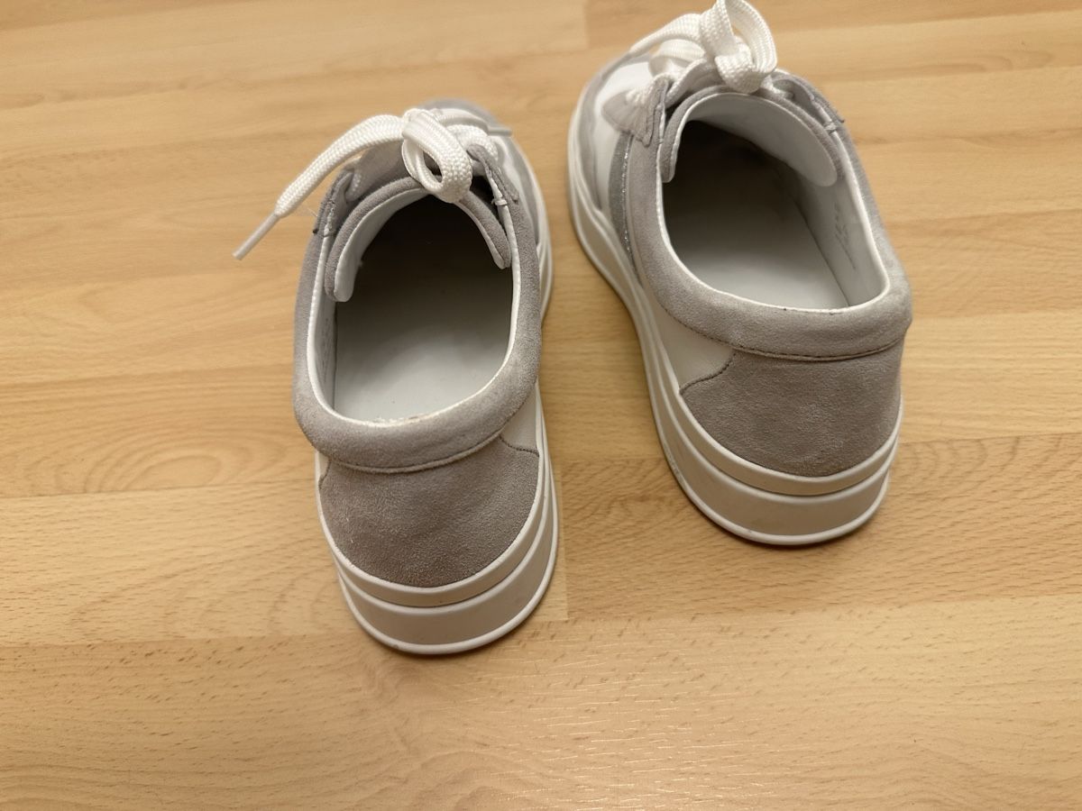 Stuart Weitzman Scarpe da donna: Sneakers Stuart Weitzman Grau Weiss Leder Grösse 38 – Usato da Zug venduto da S6403 2