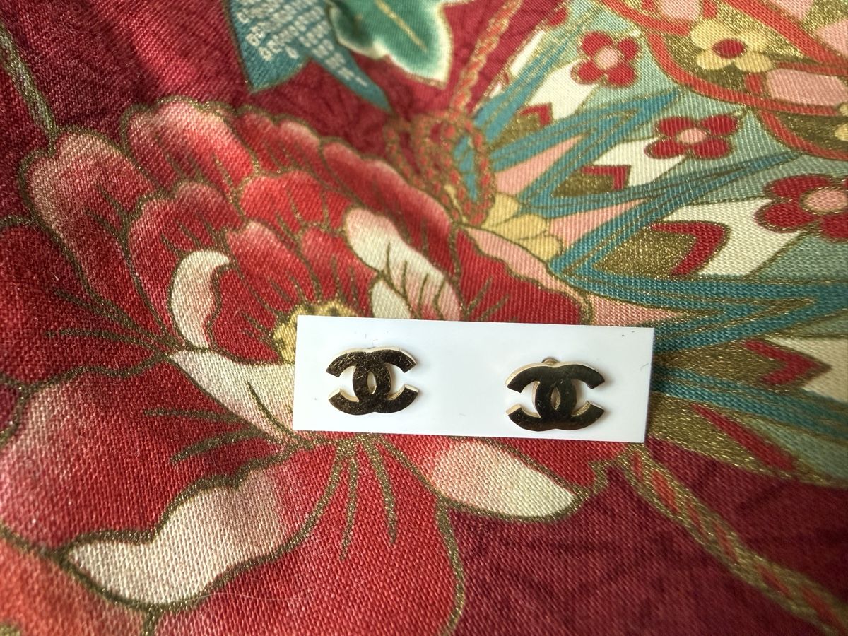 Ohrringe & -stecker: Goldfarbene Ohrstecker Doppel-C Design – Neu und originalverpackt aus Zürich von Lefebvre_Elisabeth 1