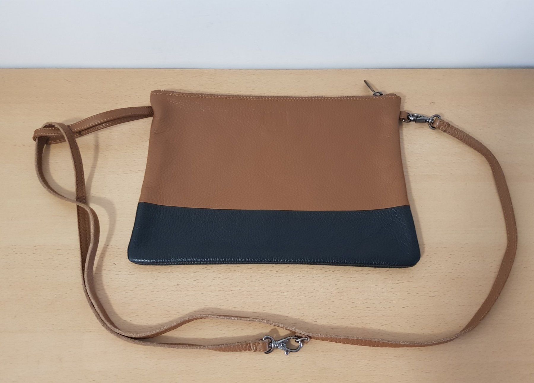 Kleinbasel Borse da donna: Klein Basel Leder Handtasche/Umhängetasche – Usato da Basel venduto da Birs868
