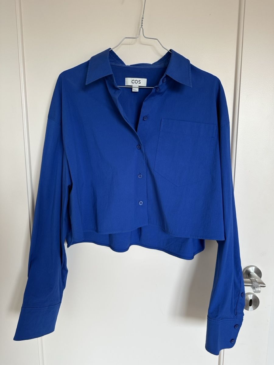 Cos Blusen: COS Damen Bluse blau Grösse M kurz – Gebraucht aus Orvin von mboder