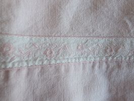 Leintuch in zartem rosa mit Bordüre Bestickt