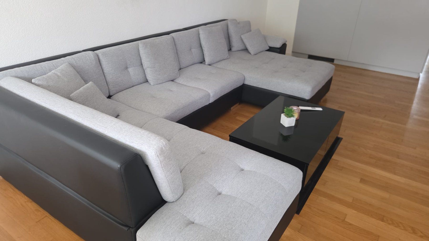 Sofas: Divano angolare moderno, grigio e nero ,6 cuscini inclusi – Gebraucht aus Zürich von and_6k66 2