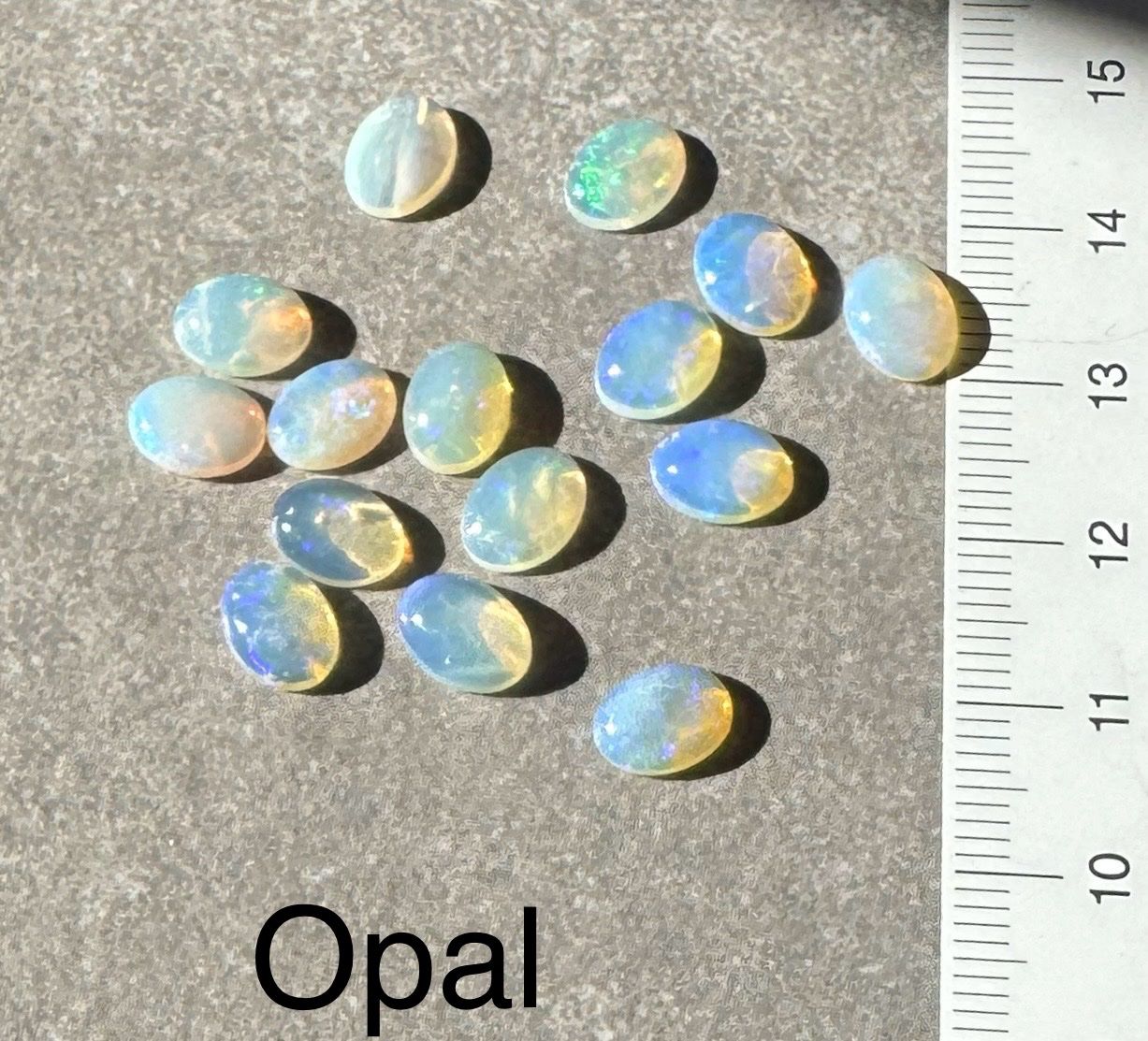 Fossili: 15  Stk  Cabochons Opal  Tropfen   echt winzig OPALE  SET – Nuovo e nell'imballaggio originale da Leuggern venduto da gemshow 3