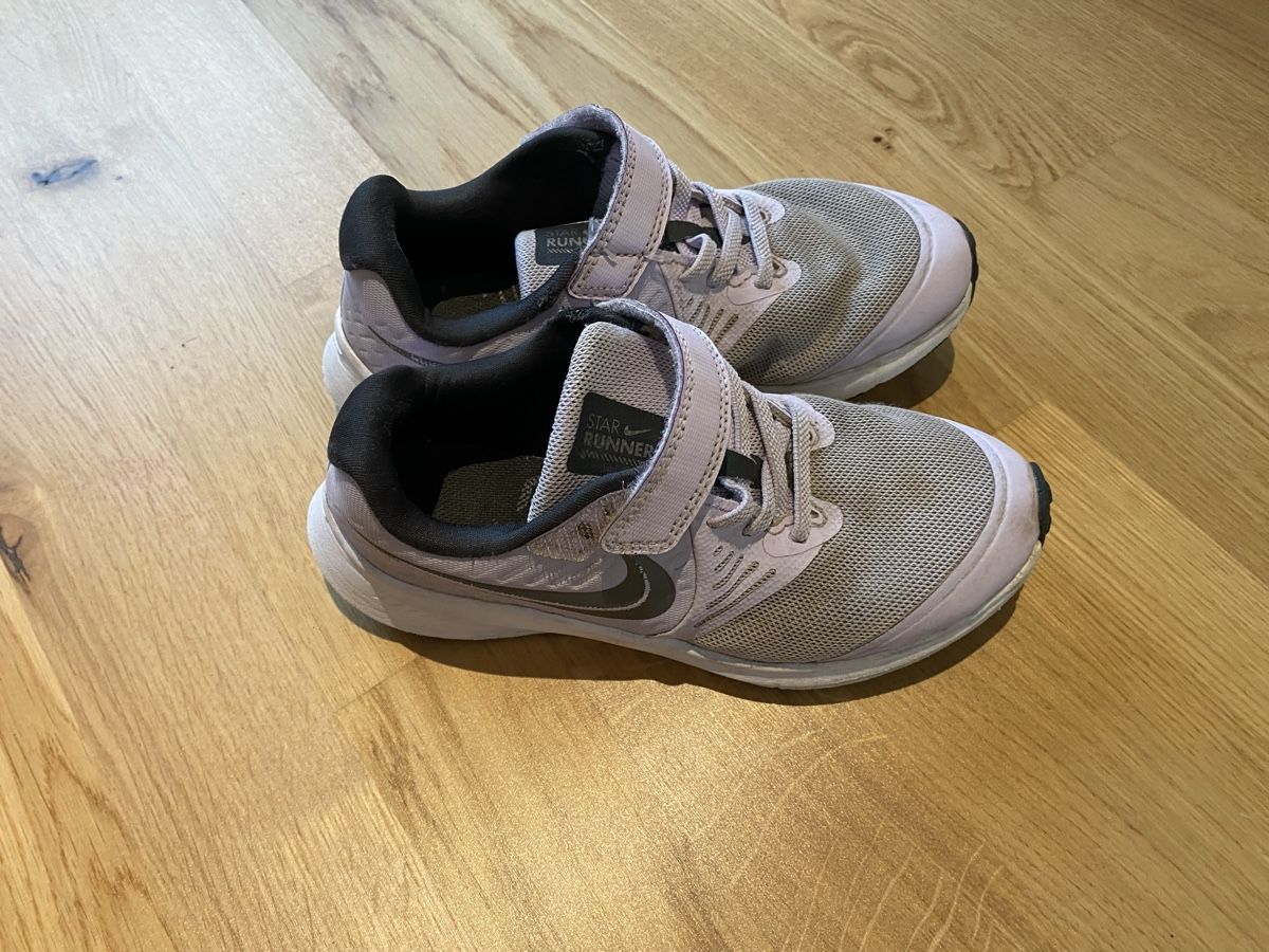 Nike Scarpe per ragazze: Nike Schuhe / 31.5 – Usato da Kleinandelfingen venduto da Stitch2014