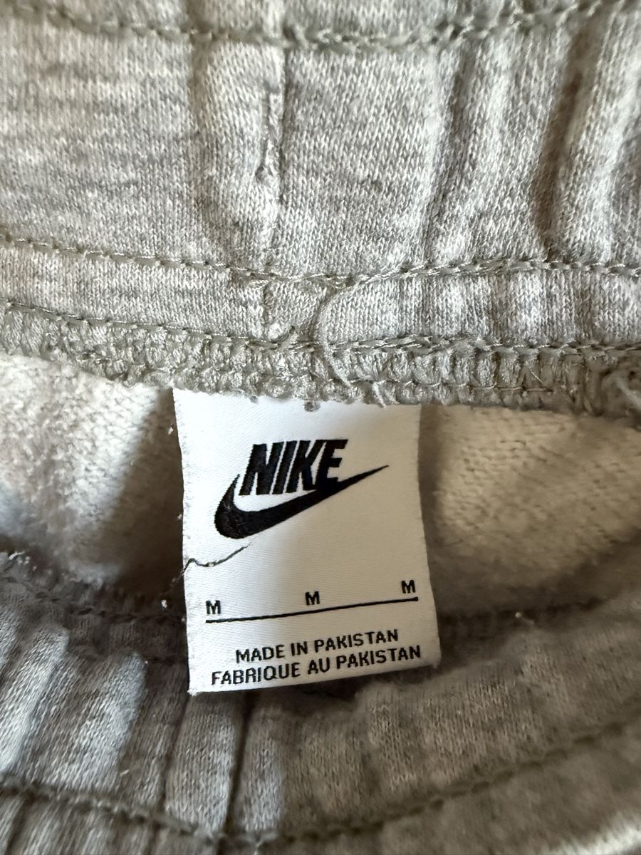 Nike Pantaloni: Pantalon de jogging Nike gris – taille M – Nuovo (secondo la descrizione) da Sion venduto da bar_r96b 1