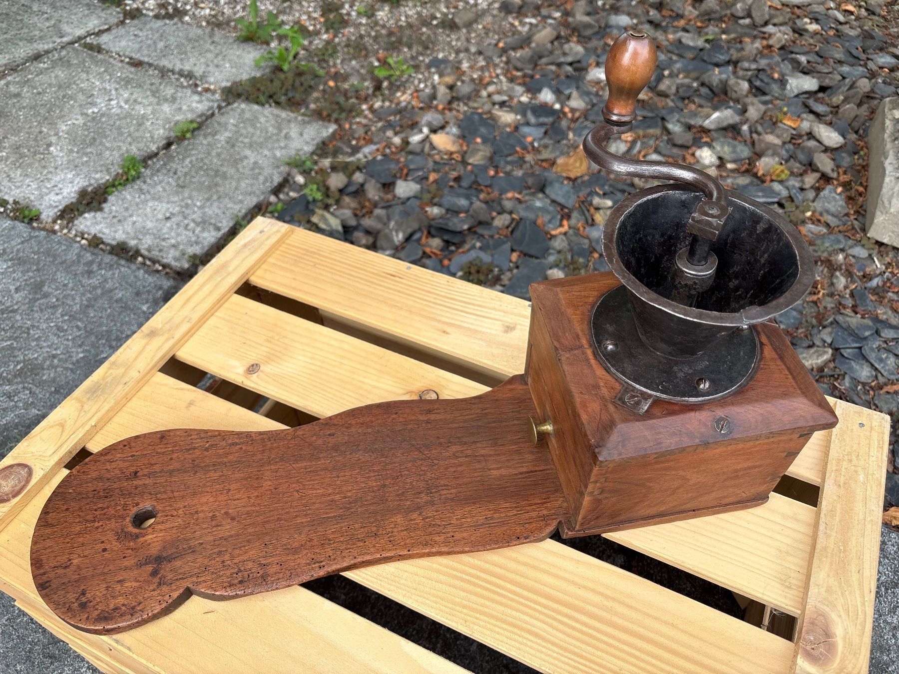 Kaffeemaschinen & Espressomaschinen: schöne antike Kaffeemühle mit Sitzbrett – Gebraucht aus Feldbach von Olive1 3