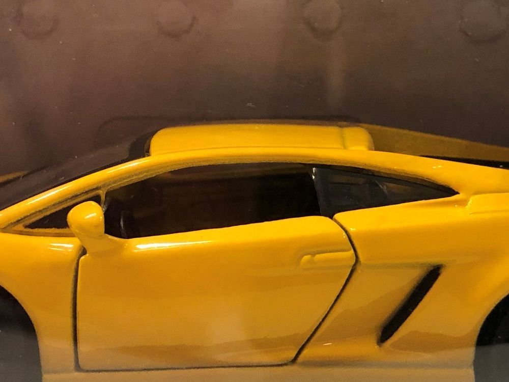 Kleines gelbes Modellauto "Lamborghini" 5
