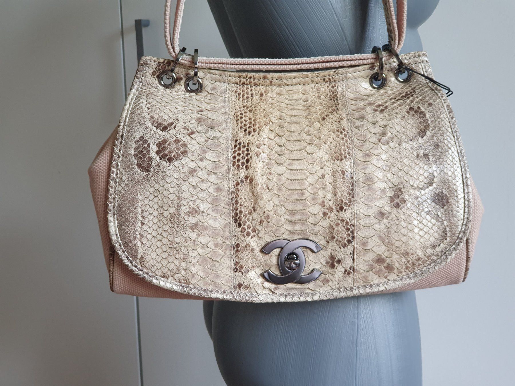 Chanel Borse da donna: CHANEL Python Hand Tasche Creme CC Logo! – Usato da Wängi venduto da Pambola 1