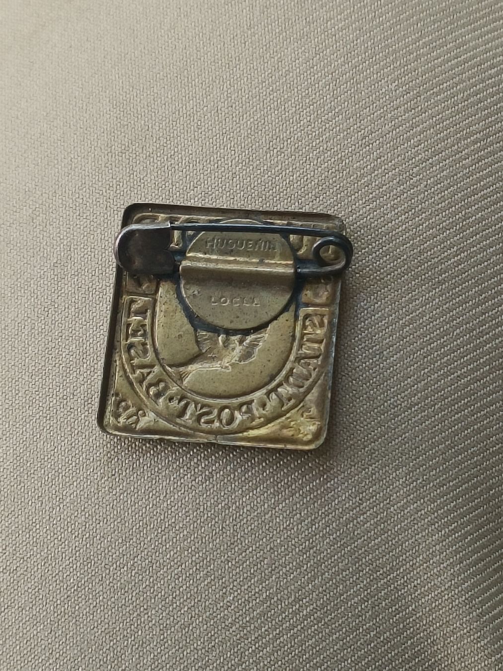 Placchette & Badge: Altes Werbe Abzeichen / NUSSGOLD - Basler Taube  – Usato da Brugg AG venduto da Ente015 1