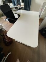 Schreibtisch und Bürostuhl