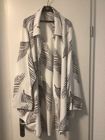 Damen Bluse weiss schwarz Federn lang geschnitten
