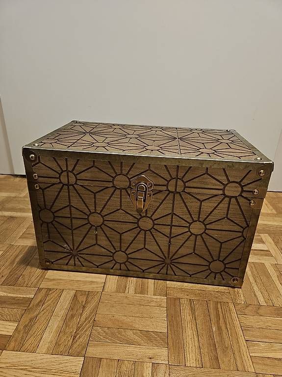 Truhen: Holztruhe mit Metallrahmen – Gebraucht aus Winterthur von adr_x9ck 1