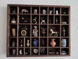 Setzkasten aus Holz mit diversen Miniaturfiguren