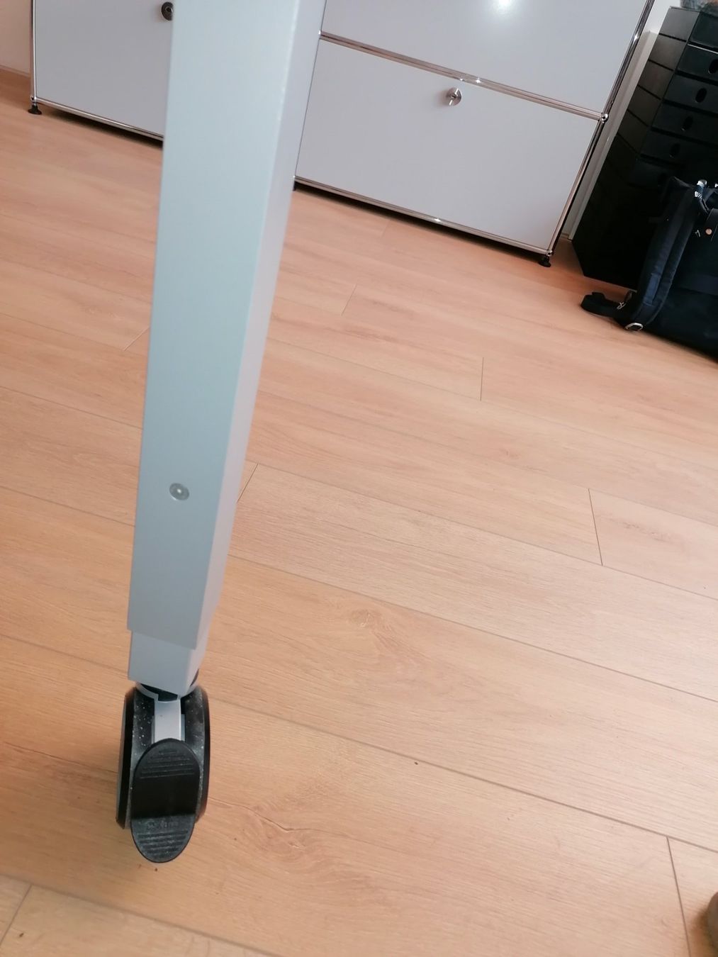 Tavoli: Bürotisch weiss mit grauen Beinen – Usato da Zürich venduto da Rebeka.Gilgen 1