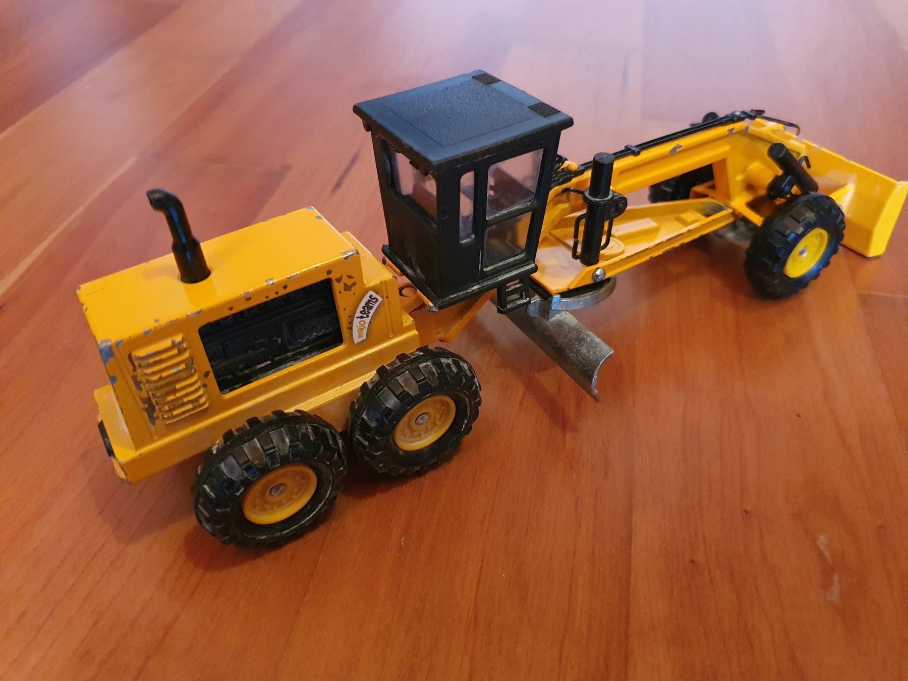Majorette Modellini d'auto: Majorette Niveleuse Baumaschine im Massstab 1:40 – Difettoso da Triesen venduto da platzproblem1 1