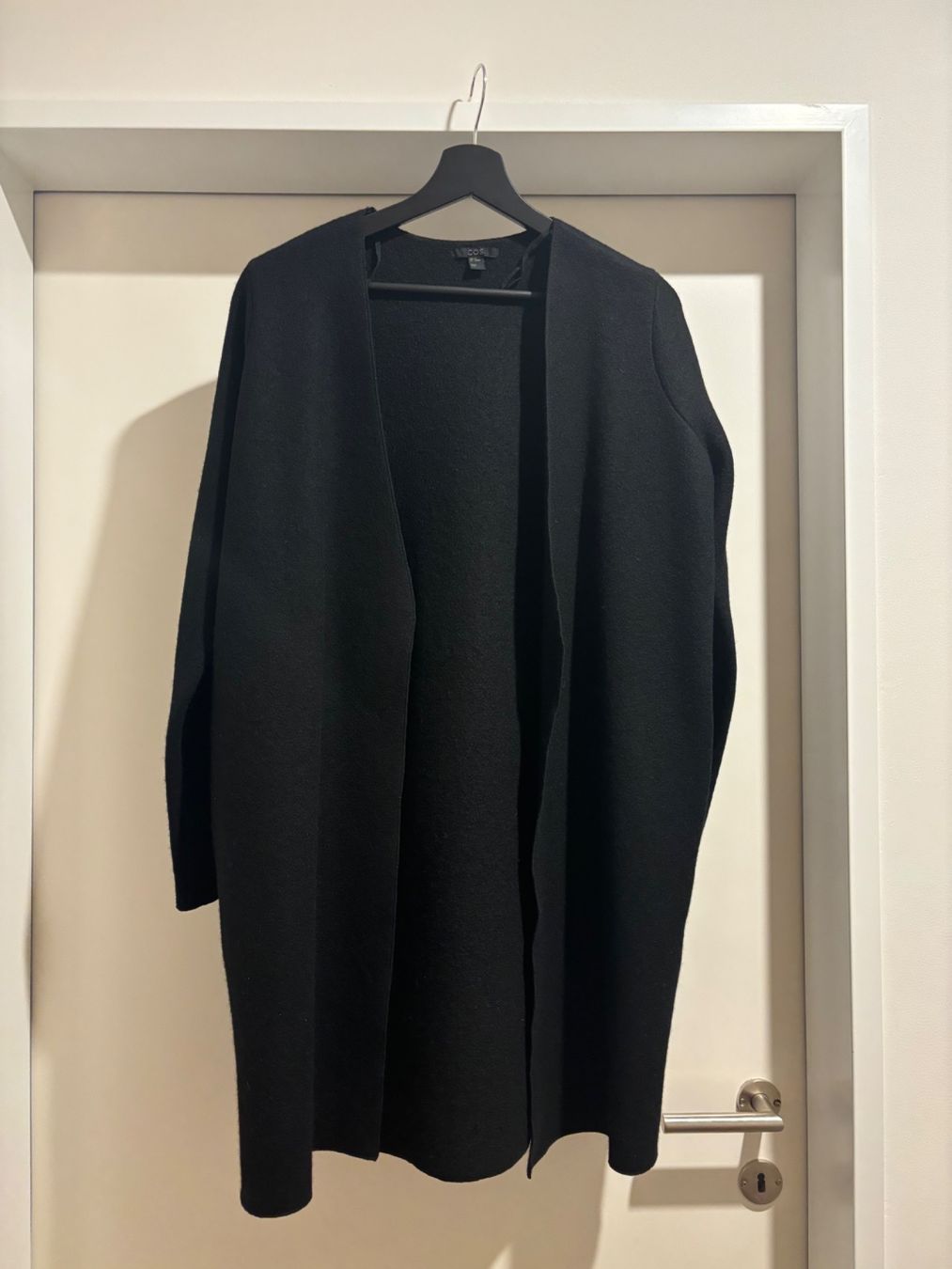 Cos Mäntel: COS Mantel schwarz – Gebraucht aus Bülach von seraina_keller