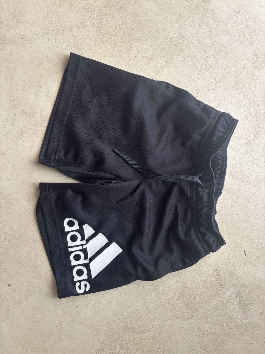 Adidas Pantaloni: Adidas Shorts schwarz 116 – Usato da Jona venduto da Passionfruita