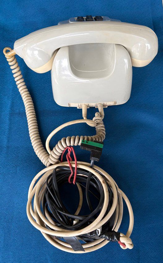 Telefone: Altes Tischtelefon mit allerlei Kabel – Gebraucht aus Bülach von Zauber_Kiste 1