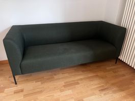 Sofa dunkelgrün mit schwarzen Metallbeinen gebraucht