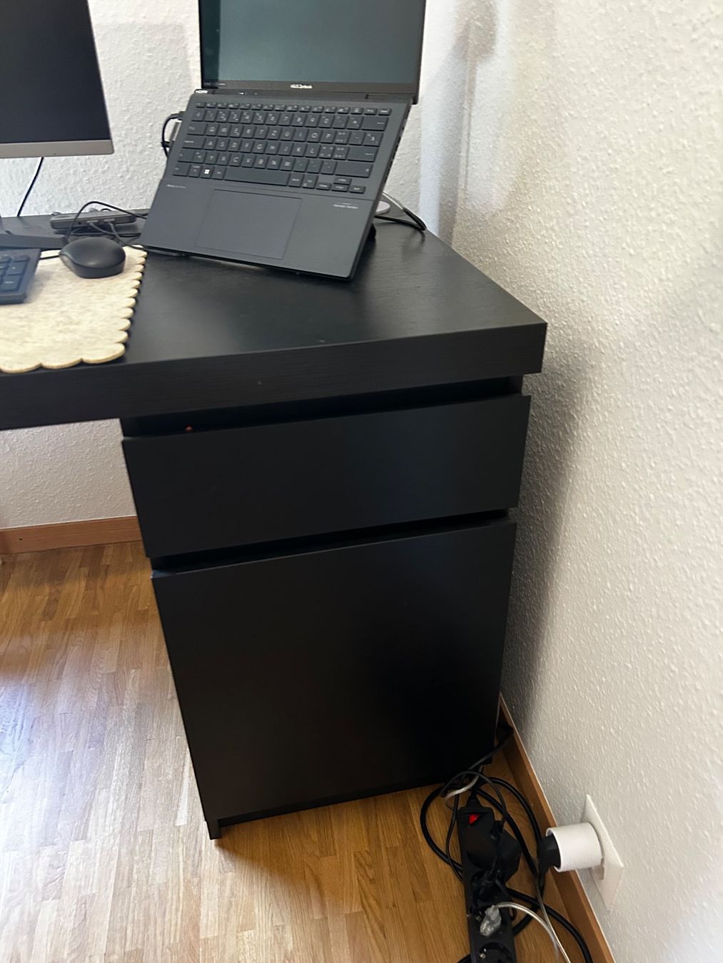 Ikea Scrivanie: Bureau Noir / black Malm Desk – Usato da Chêne-Bougeries venduto da Lena_kollo 1