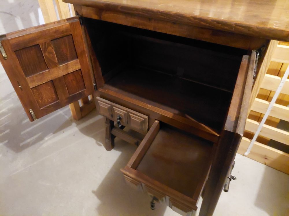 Commodes: Buffet rustique en bois massif avec portes – D'occasion à Oberschrot par 6mick 3