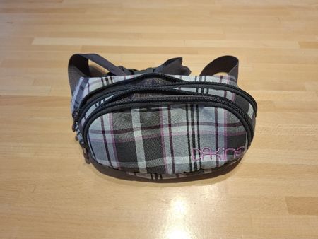 Dakine Guerteltasche, Grau/Pink Kariert