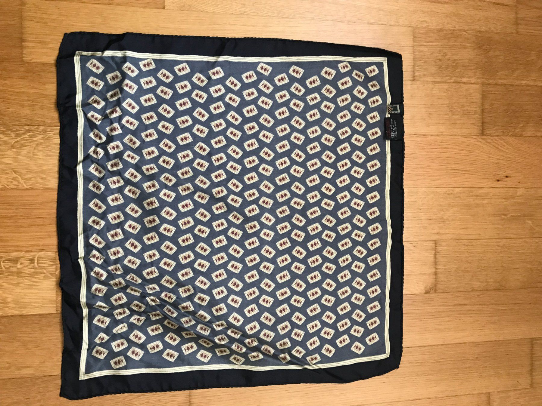 Autres vêtements & accessoires: Einstecktuch / Pochette mit Muster – D'occasion à Zug par WinCi 7