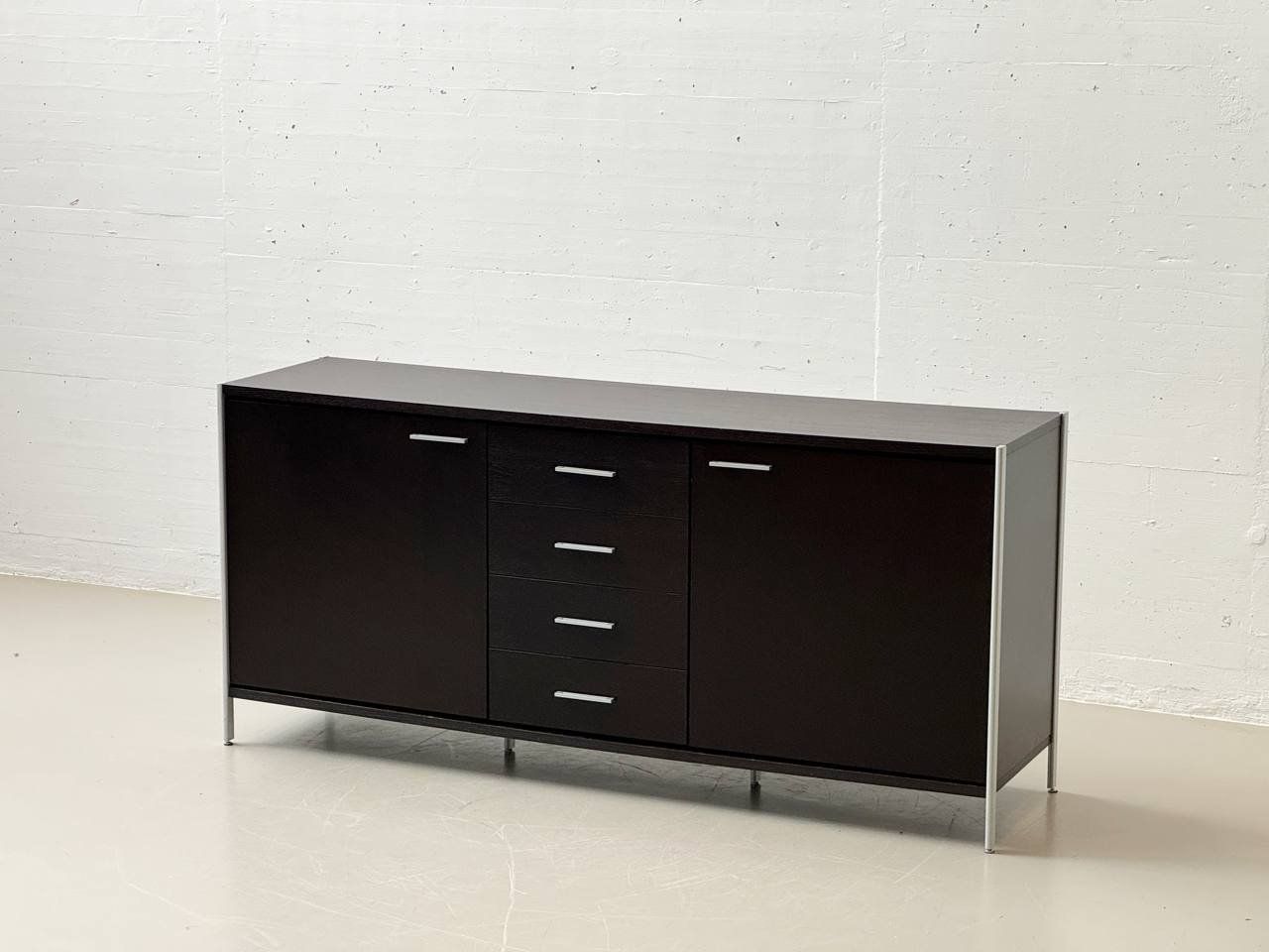 Cassettiere: Klassisches Sideboard mit Schubladen und Türen, 2000er Jahre – Usato da Zürich venduto da LeMoege