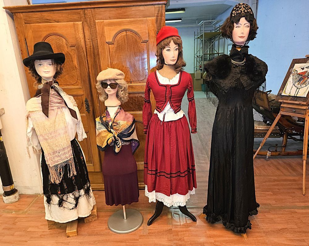 Altro in Decorazioni & Accessori: Schaufensterpuppen. Influenzerinnen. – Usato da Trun venduto da artantic