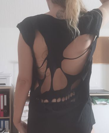 Schwarzes Review Top mit Totenkopf-Ausschnitt, Gr. M